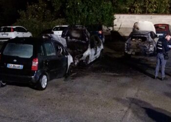 AUTO DIVORATE DALLE FIAMME, PAURA IN VIA KENNEDY