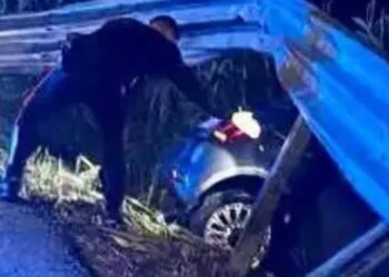 PERDE IL CONTROLLO DELL’AUTO E FINISCE FUORI STRADA, SFONDANDO IL GUARDRAIL
